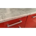 Kép 2/3 - DORINA 200 cm konyhabútor 2M.Mosogató Piros magasfényű- Fekete Fenyő színben + Beton színű munkalap